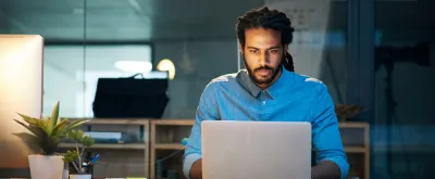 Man met laptop aan het werk